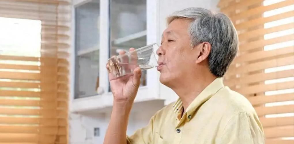 總感覺(jué)口干口渴，喝再多水都沒(méi)用？或是提醒體內(nèi)潛藏了這4種疾病