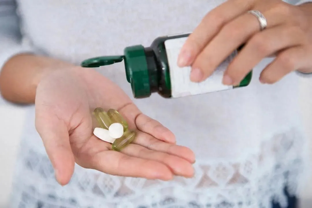 總這么吃降壓藥，肝就廢了！忠告：吃藥不注意3點(diǎn)，是在給肝挖坑