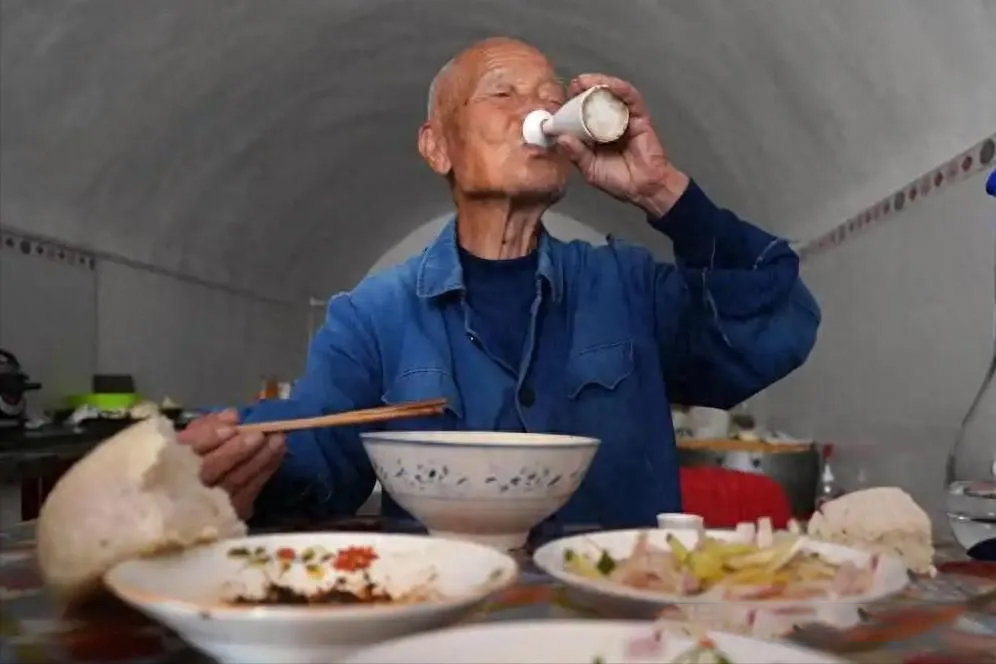醫(yī)生：最傷肝的行為，不是喝酒！而是常做3件事，看看你有做嗎？