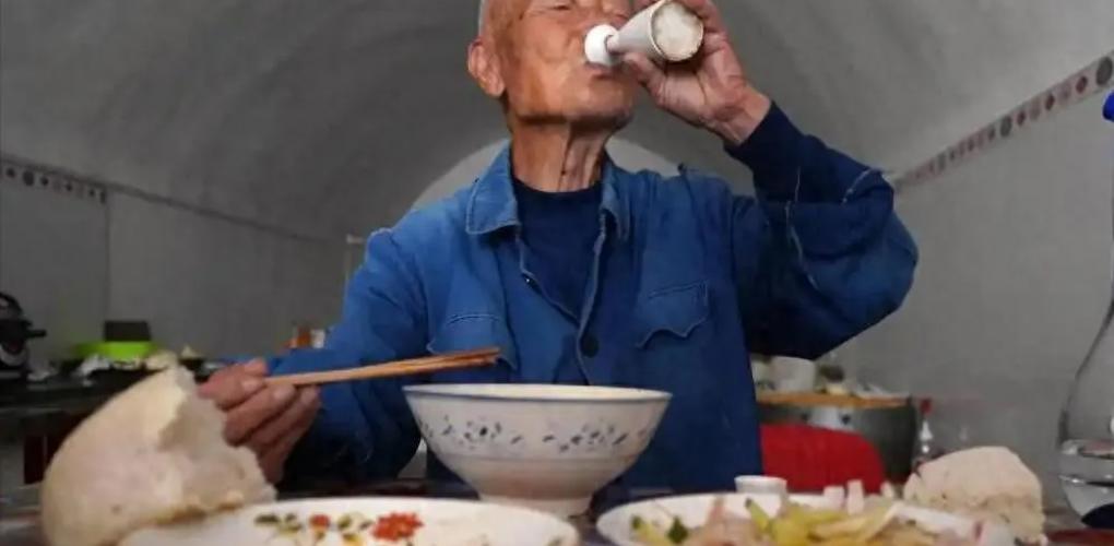 醫(yī)生：最傷肝的行為，不是喝酒！而是常做3件事，看看你有做嗎？