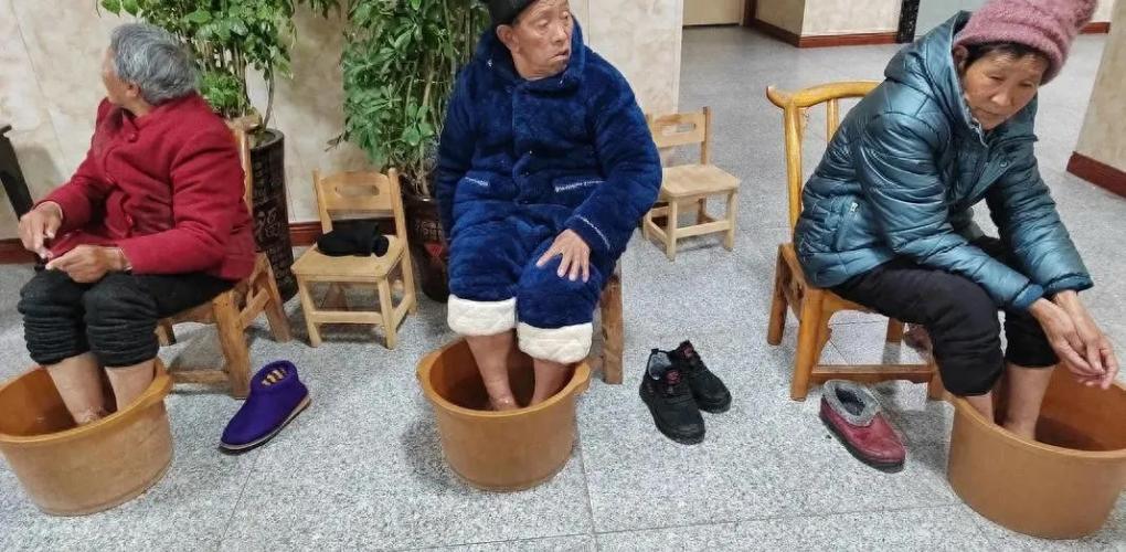 ? 再這樣泡腳，你的關(guān)節(jié)就廢了！醫(yī)生提醒：3種方式，不養(yǎng)生反傷身
