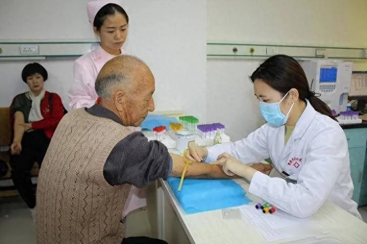 醫(yī)生反復叮囑：患有高血脂的人，寧可在家躺著，也別多做這幾件事