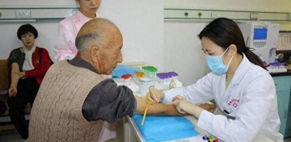 醫(yī)生反復叮囑：患有高血脂的人，寧可在家躺著，也別多做這幾件事