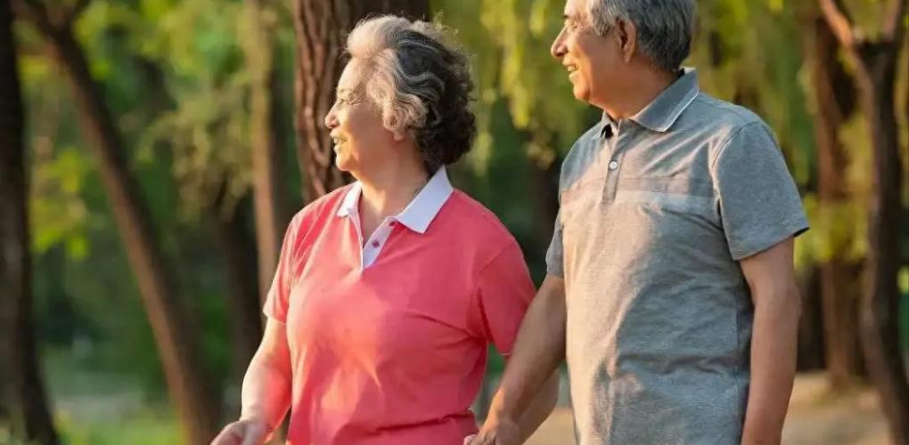 腦梗與散步有關？醫(yī)生提醒：60歲以后，散步時要多注意這幾點