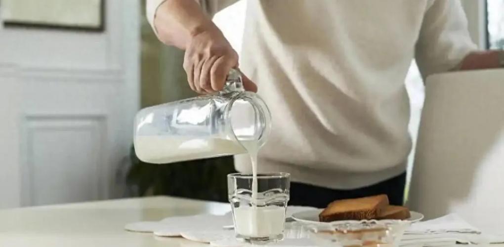 骨質(zhì)疏松和飲水有關？醫(yī)生提醒：上了年紀，飲水牢記這4點