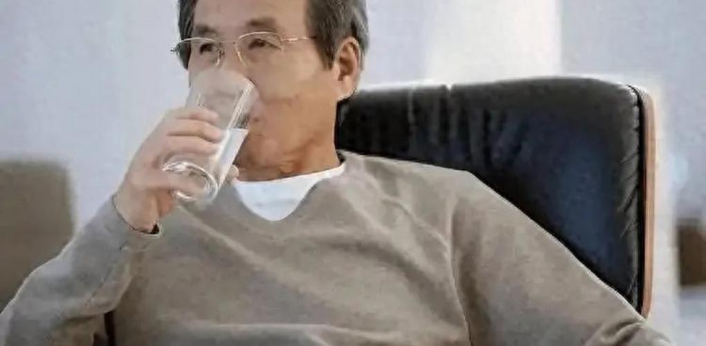 有沒有腎結(jié)石，飲水就知道？告誡：腎結(jié)石患者，飲水多有這4表現(xiàn)