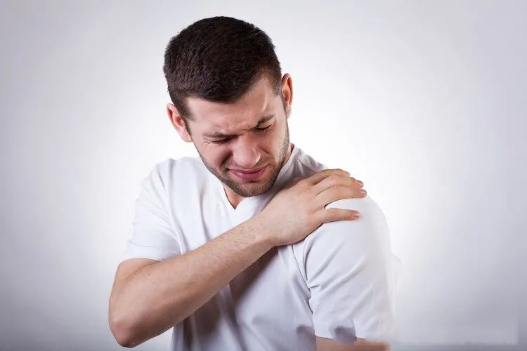 男子肩痛半個月查出肺癌，醫(yī)生提醒：3種肩痛可能是大病的信號