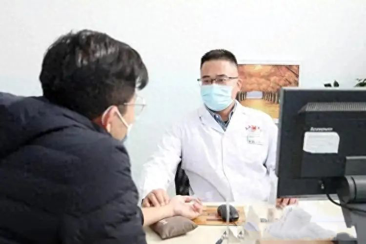 醫(yī)生調查發(fā)現(xiàn)：脂肪肝人群若天天喝茶解壓，半年后肝臟或有3變化