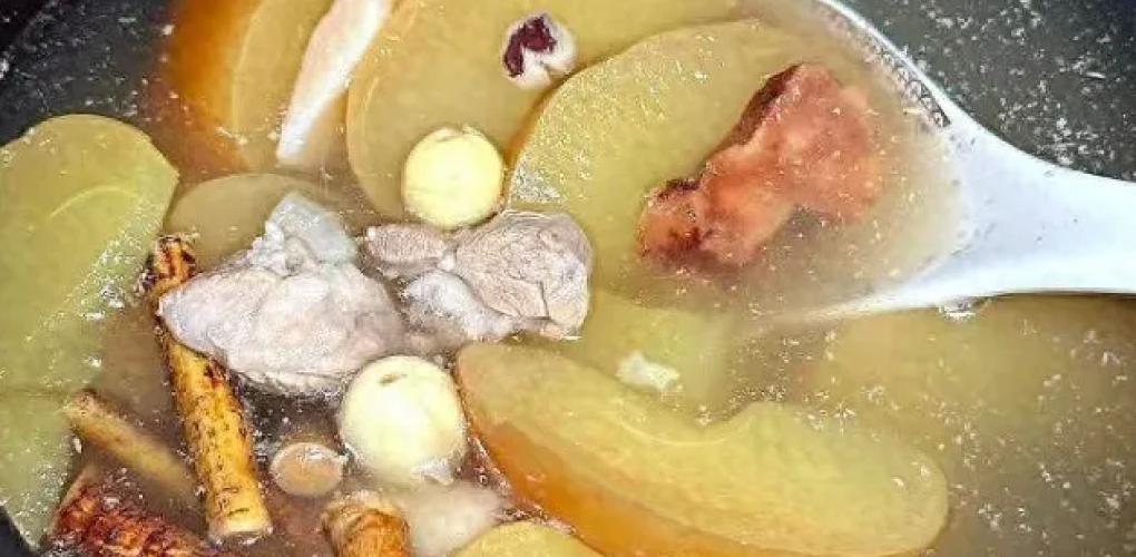 蘋果加它一起煮，效果很大，一排毒、二健脾、三養(yǎng)顏，夏天吃養(yǎng)人