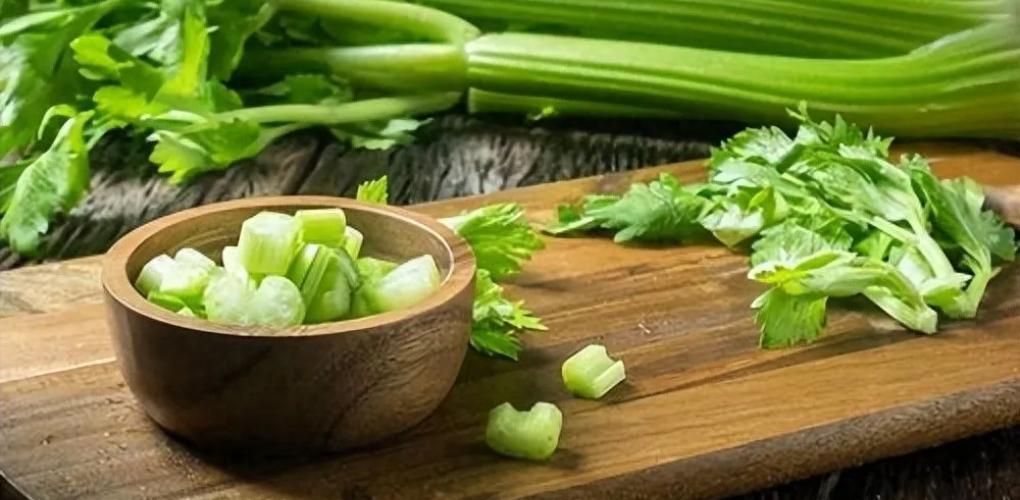 高血壓與缺鉀有關(guān)？醫(yī)生告誡：常吃芹菜蘋果，不如吃4物穩(wěn)定血壓