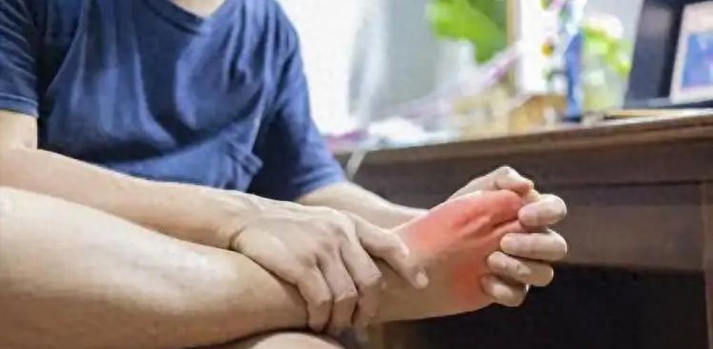 患痛風(fēng)的人日益增多！醫(yī)生多次勸告：少吃羊肉，多吃這幾樣食物