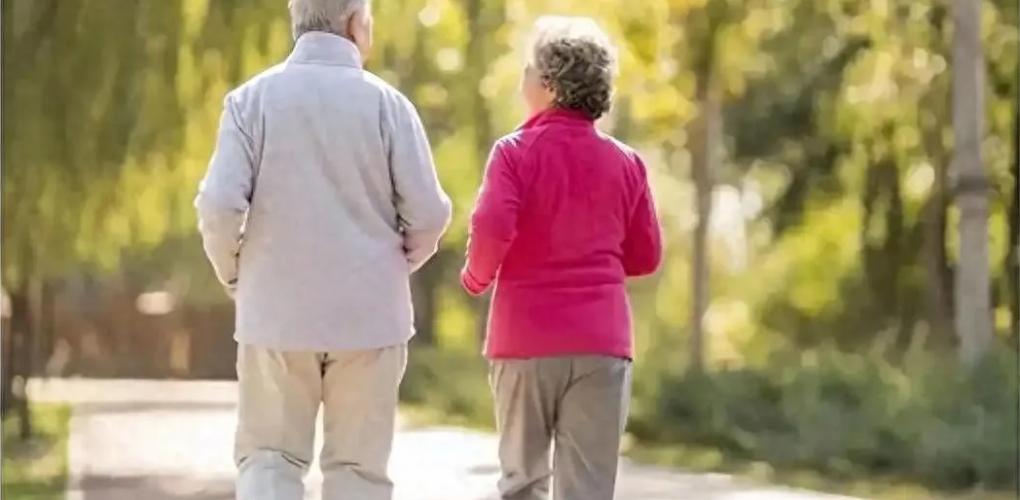 早起散步不如睡懶覺？醫(yī)生提醒：年過60歲的老人，早上3“不做”