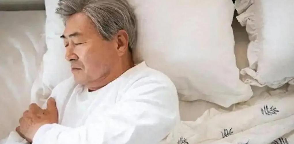 睡覺(jué)決定壽命？研究發(fā)現(xiàn)：能保持長(zhǎng)壽的老人，睡覺(jué)大多有4個(gè)特征