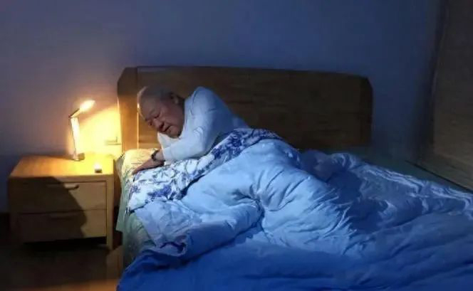 60歲是壽命決定期，不論男女，睡覺有這4個(gè)表現(xiàn)，不想長(zhǎng)壽的難