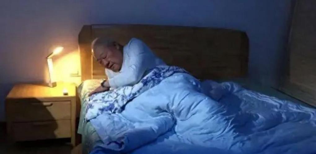 60歲是壽命決定期，不論男女，睡覺(jué)有這4個(gè)表現(xiàn)，不想長(zhǎng)壽的難