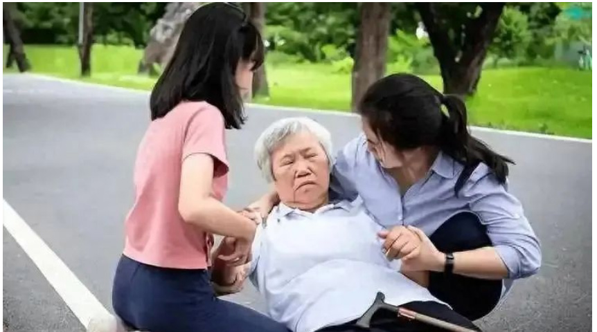 60歲老人因中暑去世，醫(yī)生警告：夏季出門前，千萬不要做這5件事
