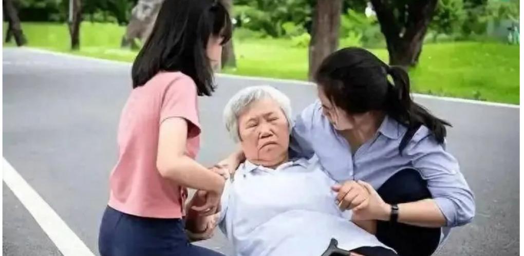 60歲老人因中暑去世，醫(yī)生警告：夏季出門(mén)前，千萬(wàn)不要做這5件事
