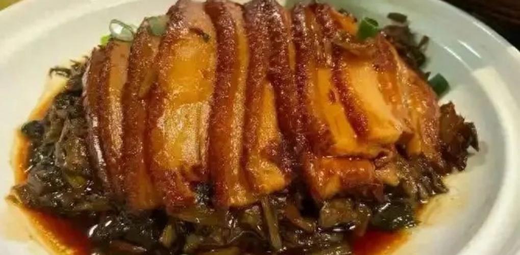淋巴肉做梅菜扣肉，對(duì)身體有何危害？醫(yī)生再三勸告：再饞也不能吃